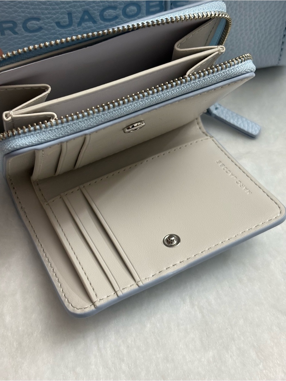 MARC JACOBS THE LEATHER SMALL TOTE BAG & MATCHING WALLET — CLOUD BLUE - Picture 11 of 16